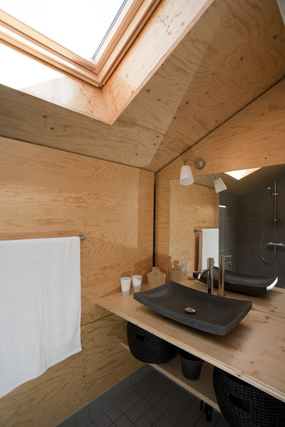 Dans la salle de bains, le bois est partout présent lasuré et protégé dans les zones humides.