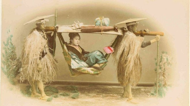 Au Japon, le palanquin, nommé « kago », est une élégante logette en bambou tressé portée à bras d’hommes.