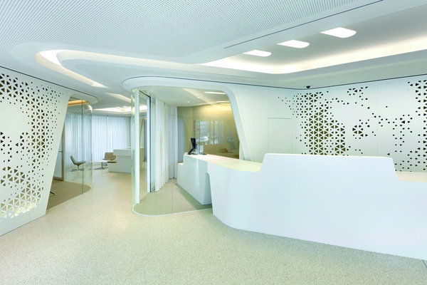 La banque d'accueil intègre de nouveaux services interactifs.