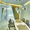 Les murs deviennent ainsi une membrane qui sert de séparation entre espace public ouvert et salles de conférences plus intimes.