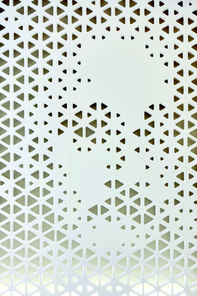 Les façades sont ornées de portraits abstraits percés dans des panneaux Hi-Macs.