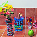 Sac en plastique du marché, amassé, découpé et mis en lanières pour pouvoir le crocheter et réaliser de multiples contenants chamarés.