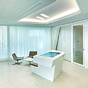 Le Hi-Macs Alpine White procure un sentiment de pureté et de calme, comme dans une boutique de luxe.