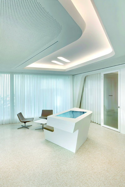 Le Hi-Macs Alpine White procure un sentiment de pureté et de calme, comme dans une boutique de luxe.