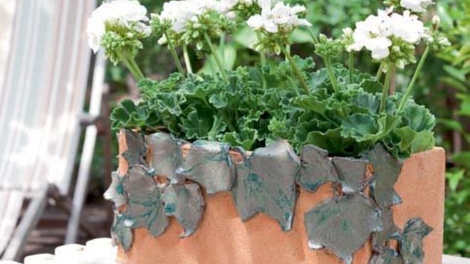 Un air de fête donnée à cette jardinière en terre brune chamottée, agrémentée de feuilles de lierre en barbotine
