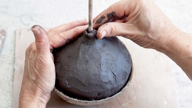 Pas à pas d'un soliflore en terre noire par la technique de l'estampage, Niveau très facile.