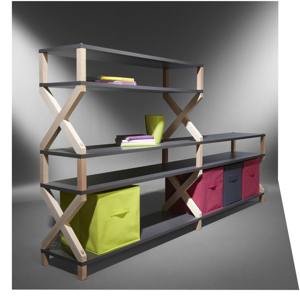 Une étagère de rangement spéciale combles, en mélangeant les montants, croisés et carrés, s'adapte exactement à la pente du toit