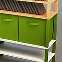 Moitié hêtre et moitié couleur, les montants peuvent être recoupés pour s'adapter exactement aux rangements.