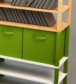 Moitié hêtre et moitié couleur, les montants peuvent être recoupés pour s'adapter exactement aux rangements.