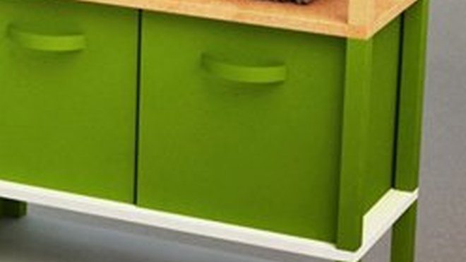 Moitié hêtre et moitié couleur, les montants peuvent être recoupés pour s'adapter exactement aux rangements.