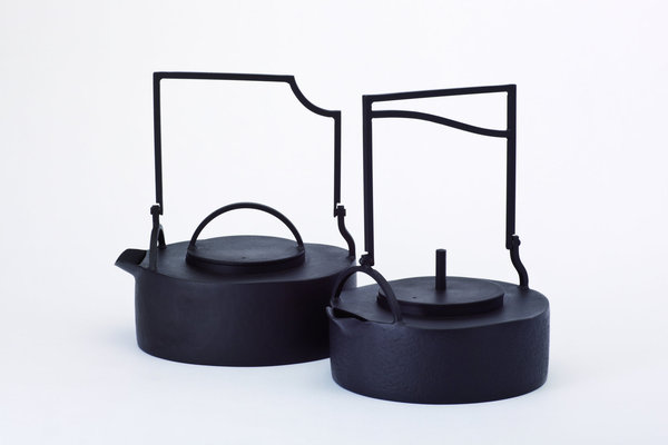 Echo à l'artisanat traditionnel, la bouilloire en fer et laque revêt ici des lignes plus contemporaines.