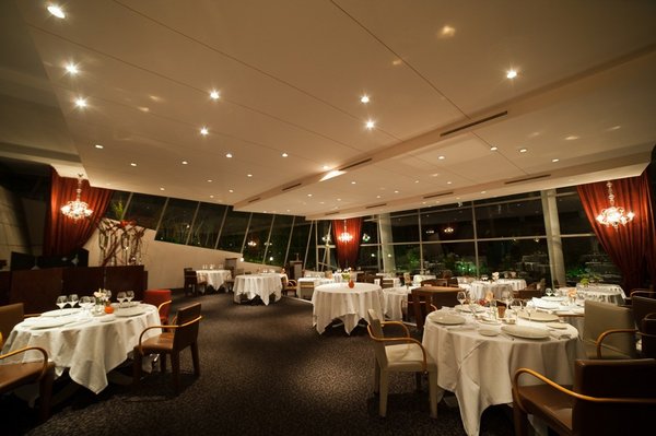 Résolument contemporaine, la décoration du lieu s’oublie pour mettre en valeur l’assiette.