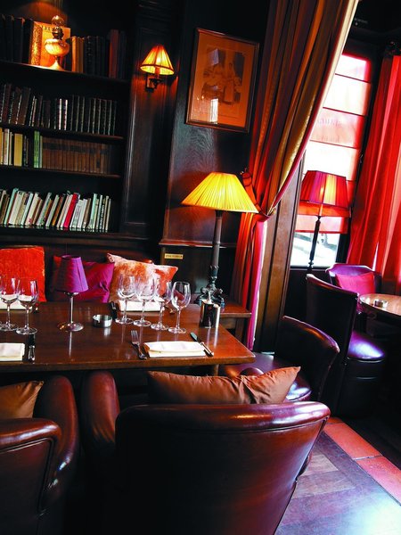 Ambiance feutrée pour un dîner corse aux senteurs des sous-bois montagneux et des parfums du maquis.