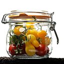 Stériliser ses bocaux permet de consommer ses légumes dans les 6 mois, alors que les fruits pourront être consommés toute l’année. Préférez un endroit sec et frais, à l’abri de la lumière pour le stockage, Le Parfait.