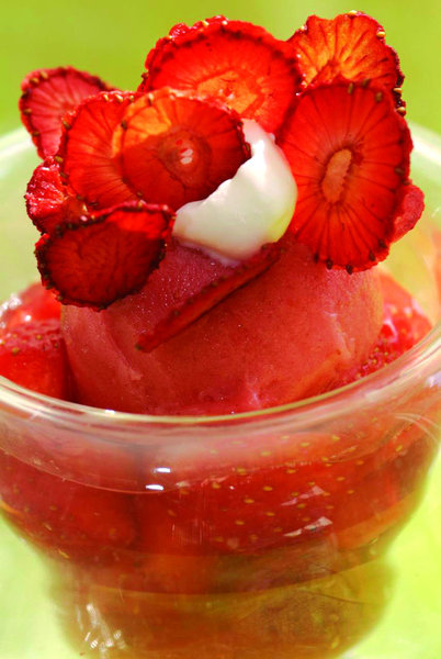 Délicatement tranchées en fines lamelles, les fraises sont séchées très longtemps, comme cristallisées…