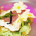 Juste posé sur un écrasé de pommes de terre aux herbes, le filet poisson est sublimé par la gousse de vanille et les pensées.