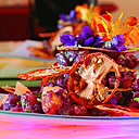 Composition florale et fruitées autour d'un pavé de thon rosé.