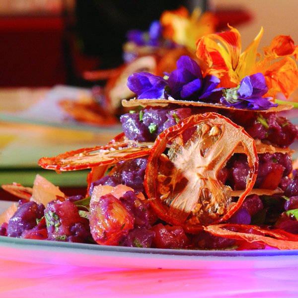 Composition florale et fruitées autour d'un pavé de thon rosé.