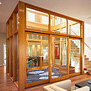 La « Cube House » transforme une façade victorienne historique de 1895 avec l'introduction d'un atrium de deux étages à ciel ouvert au centre même de l'habitation. La « Cube House » transforme une façade victorienne historique de 1895 avec l'introduction d'un atrium de deux étages à ciel ouvert au centre même de l'habitation.