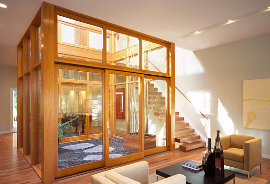 La « Cube House » transforme une façade victorienne historique  de 1895 avec l'introduction d'un atrium de deux étages à ciel ouvert au centre même de l'habitation.