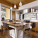 L’expression d’une ambiance chaleureuse et rustique est renforcée par les palettes d’intérieur en bois de noyer et en sapin. L’expression d’une ambiance chaleureuse et rustique est renforcée par les palettes d’intérieur en bois de noyer et en sapin.