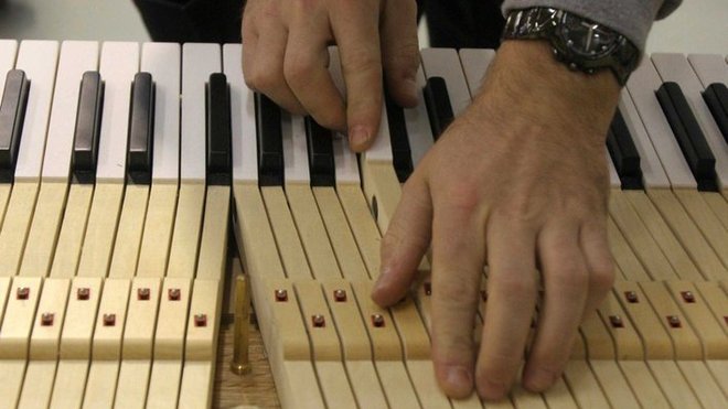 Installation de la mécanique: près de 3000 pièces constituent l’ensemble harmonique et la mécanique clavier.
