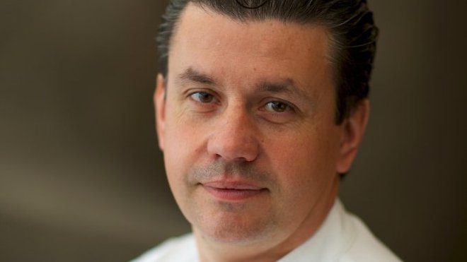 Nouvellement étoilé dans son restaurant du 8°, le chef Frédéric Vardon.