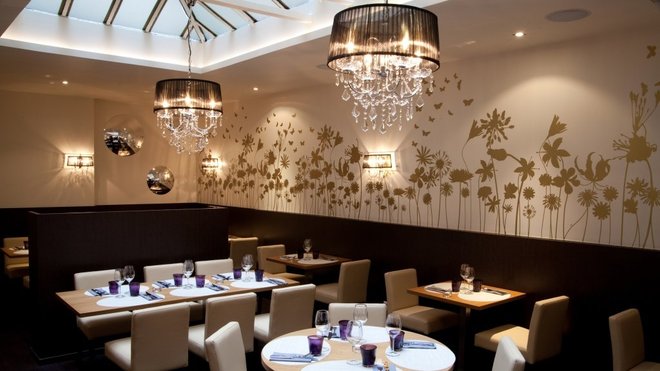 Très lumineuse, la salle est agréablement décorée et déjeuner sous la verrière est très agréable.