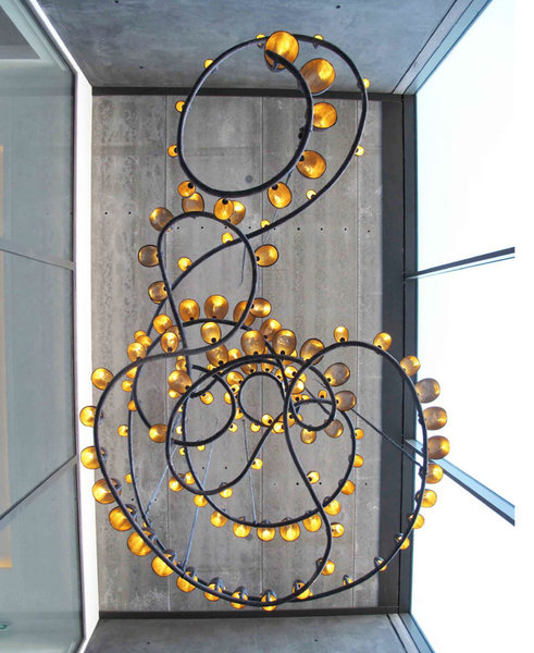 Suspension Citylight Chandelier, 2011, Bronze, Bronze patiné et LED’s, 200 x 300 x 200 cm, pièce unique © Carpenters Worshop Gallery
