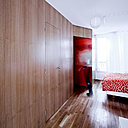 On a rehaussé le sol de l’entrée, formant une boîte orange, pour effectuer l’évacuation des eaux usées de la cuisine.