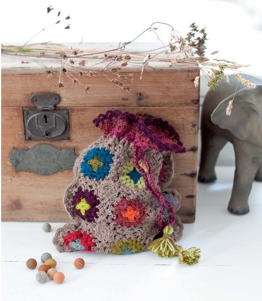 Sac à pompons plein de fantaisie avec bordure ouvragée pour être chic!