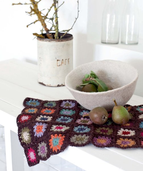 Des fleurs au crochet en chemin de table, en écharpe ou en fichu... à vous de choisir