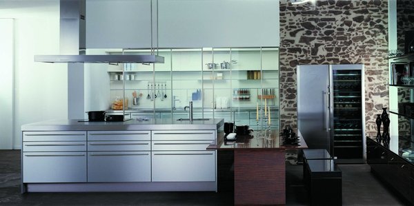 Comment ne pas succomber à la pureté et à la modernité de l’inox brossé. Cuisine Studio Inox. Cuisine Schmidt. www.cuisines-schmidt.com