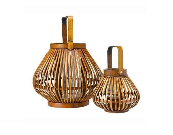 Lumière et ambiance tamisée garanties avec les lanternes rondes en bambou. A partir de 32 euros chez BHV déco.