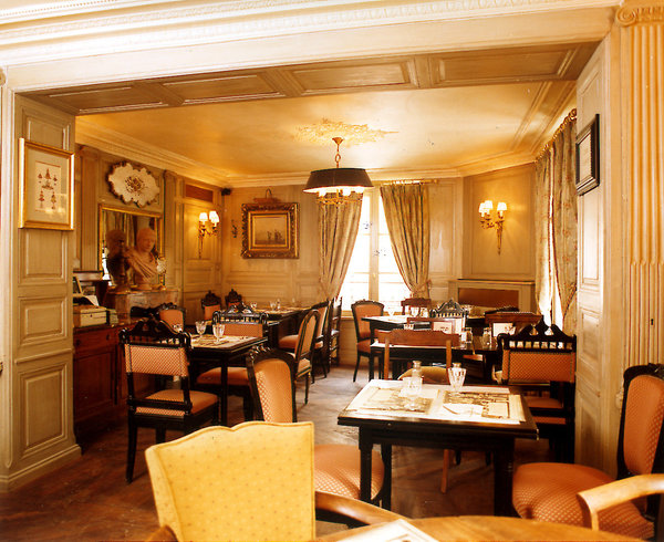 Décoration soignée et traditionnelle pour le magasin Paul de la rue de la Pompe à Paris.