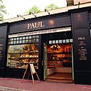 Façade noire pour la boulangerie Paul à Roubaix.