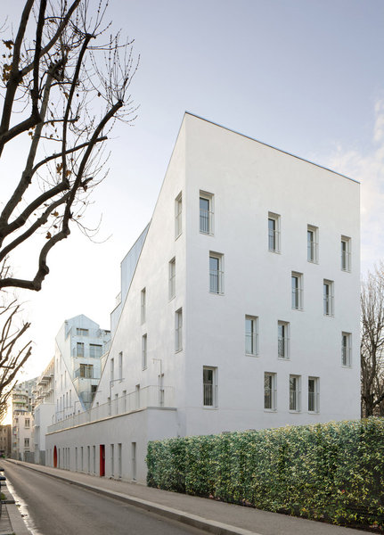 Les architectes Stéphane Maupin et Nicolas Hugo réussissent le tour de force d’ouvrir largement les appartements sur l’extérieur, grâce à une triple orientation.