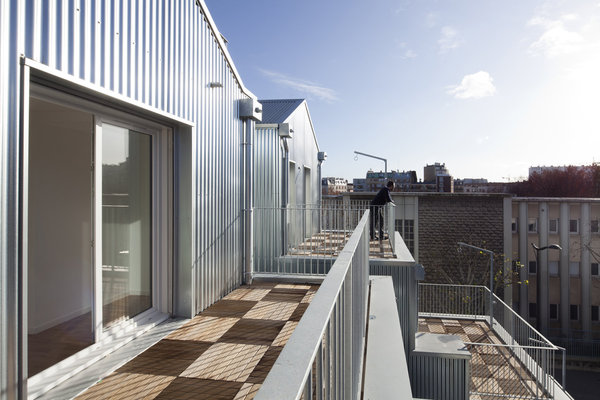 Chaque appartement possède sa propre terrasse privative, offrant une véritable pièce à vivre supplémentaire.