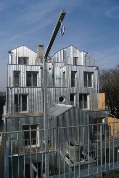 Une cascade de terrasses suspendues joue sur un semblant désordre avec ses accidents pour donner l’impression d’une vue sur les toits de Paris. Chaque terrasse se voit dotée d'une potence qui servira à accrocher un éclairage et des plantes.