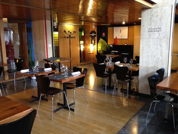 La salle reflet du style de Le Corbusier.