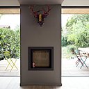 La cheminée semble nous rappeler ce que la maison pergola nous fait oublier : à Anthony l'hiver existe.