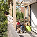 Balcon et pergola incitent à profiter de l'extérieur environnant.