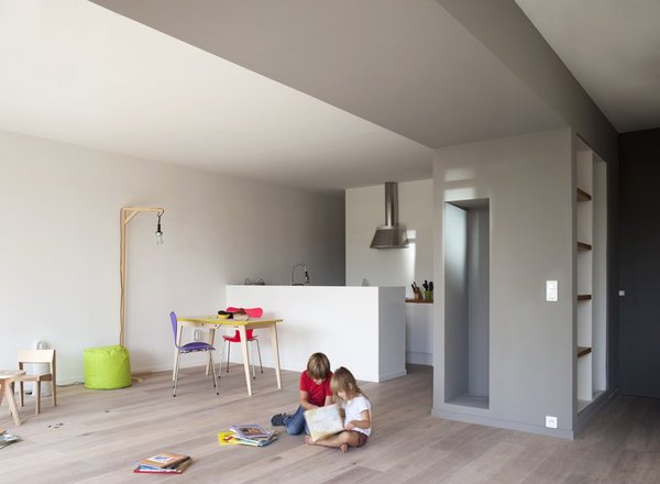 Pour le mobilier indoor et outdoor, le choix du bois a semblé naturel.