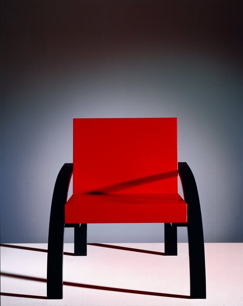 Le fauteuil « Parigi » définit le bureau idéal selon Aldo Rossi. La structure minimaliste et fonctionnelle est conçue avec des formes géométriques simples. Le style de l’architecte s’exprime par les formes, les matériaux et les couleurs.