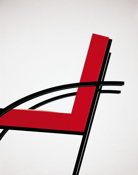 Discret, le fauteuil « Parigi » attire pourtant l’attention grâce à sa simplicité raffinée. Le léger décalage du fauteuil vers l’arrière créé une dynamique, qui vient épouser la forme de l’objet.