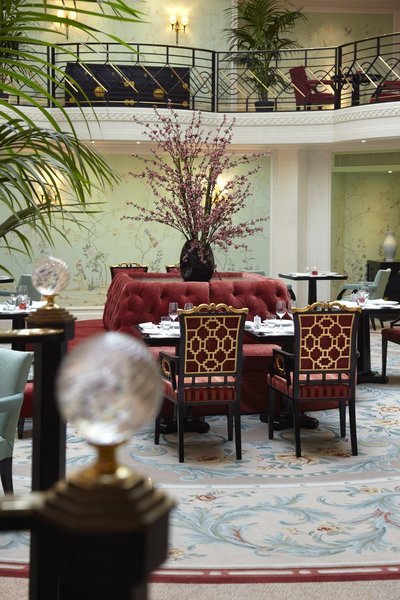 Service et cadre grand style pour un élégant brunch sous la verrière.