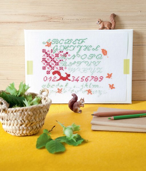 P comme petites bêtes, l'écureuil cherche sa noisette et les papillons butinent.