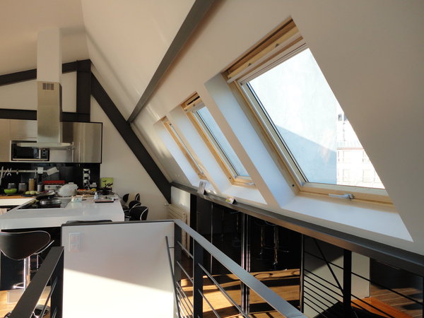 Enfilades de Velux qui éclairent et rythme le séjour et la cuisine ouverte.