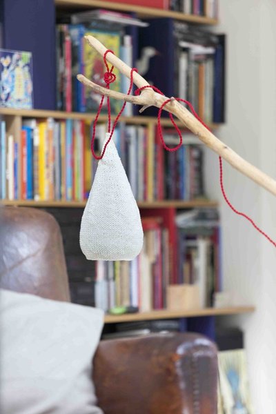Un cocon de laine suspendu à un branchage pour une lampe contemporaine et écolo.