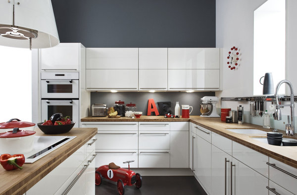 Elizabeth Leriche s’est vue proposer par Darty, de créer trois ambiances pour une seule et même cuisine. Avec un style industriel dans l’esprit du loft, cette cuisine joue sur le contraste des couleurs sombres, rehaussées par le rouge des accessoires pour apporter de la chaleur.